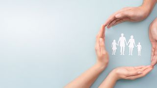 Gesunde Familie Hände umhüllen eine weiße Familiensilhouette vor hellblauem Hintergrund