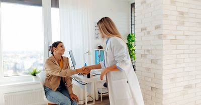 Ärztin begrüßt ein Mädchen zum Beratungsgespräch