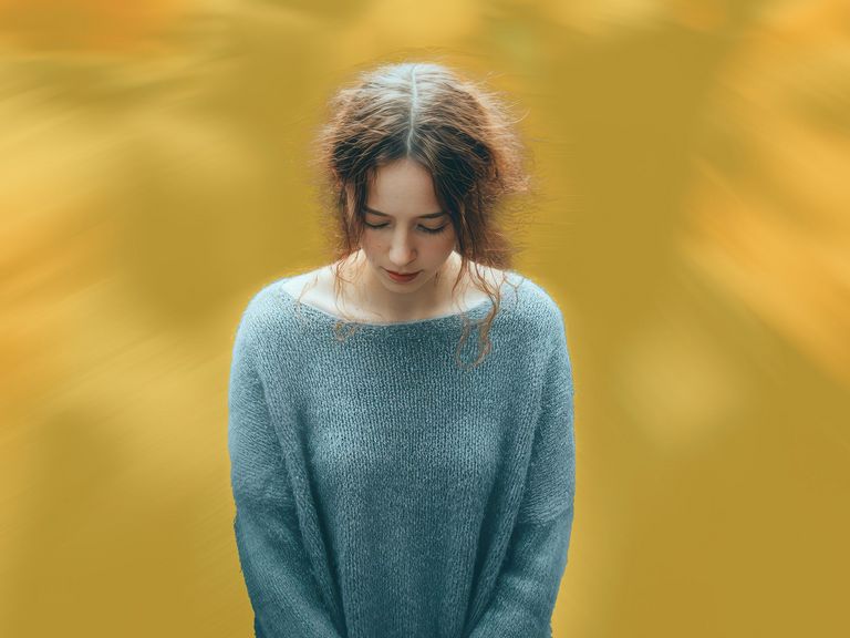 Soziale Angst, Frau in der verschwommenen Menschenmenge wegen Panikattacken, Einsamkeit und Angst. Mentale Gesundheit, Depression und Trauma, Psychologie und Traurigkeit