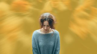 Soziale Angst, Frau in der verschwommenen Menschenmenge wegen Panikattacken, Einsamkeit und Angst. Mentale Gesundheit, Depression und Trauma, Psychologie und Traurigkeit