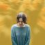 Soziale Angst, Frau in der verschwommenen Menschenmenge wegen Panikattacken, Einsamkeit und Angst. Mentale Gesundheit, Depression und Trauma, Psychologie und Traurigkeit