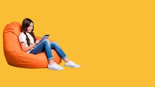 Newsletteranmeldung Jugendliche nutzt Tablet für die Newsletteranmeldung