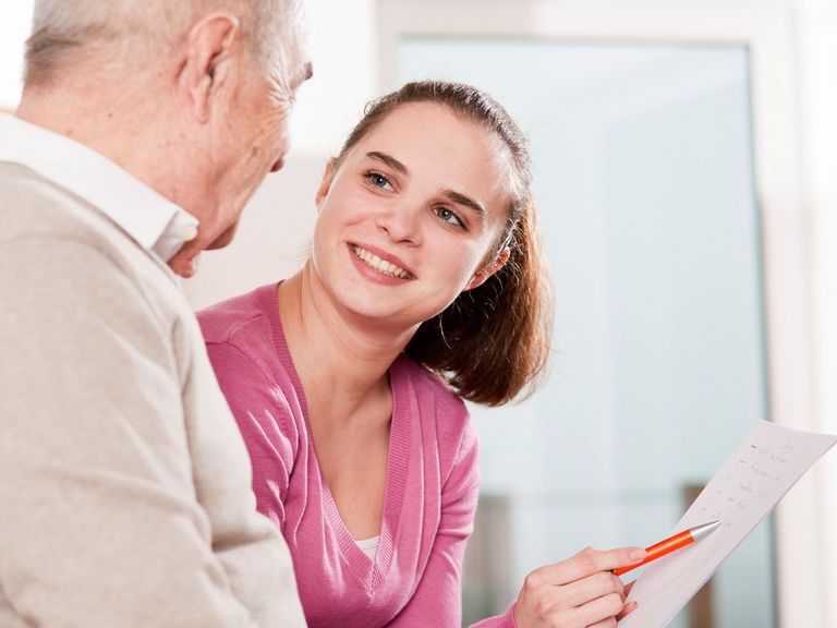 Junge Frau arbeitet in der Pflegeversicherung