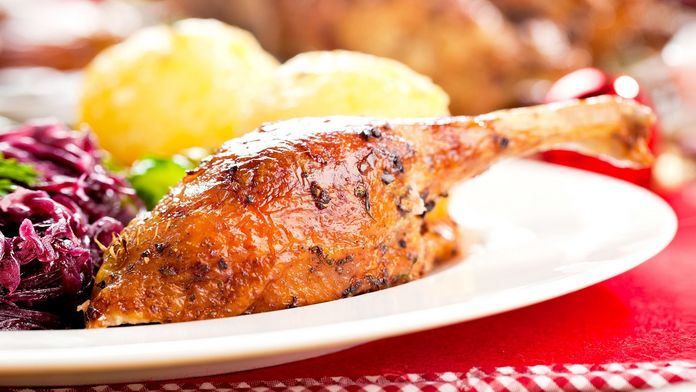 Ein Teller mit leckeree Gänsekeule, Kartoffelklößen und Rotkohl