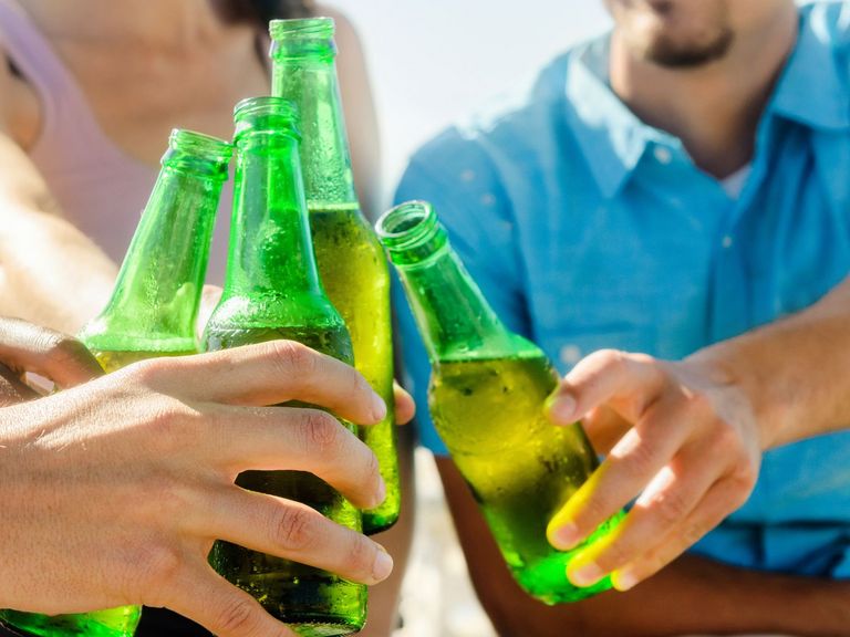 Freunde stoßen mit Bierflaschen an