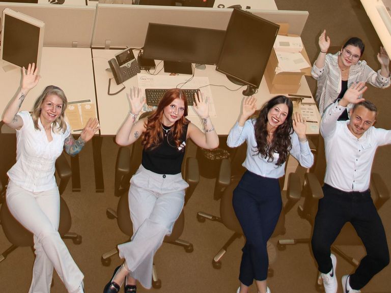 Auszubildende bei Start in ihre Ausbildung