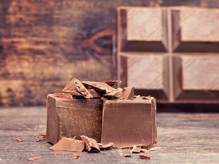 Dunkle Schokolade auf Holz