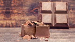 Dunkle Schokolade auf Holz