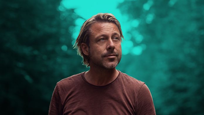 Leistungspakete: Für jeden das Richtige Mann macht einen erholsamen und ruhigen Spaziergang im Wald