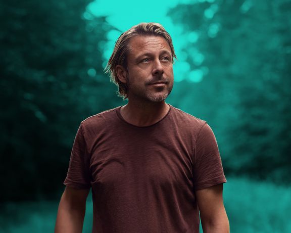 Mann macht einen erholsamen und ruhigen Spaziergang im Wald