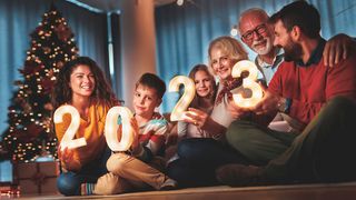 Familie in in 3 Generationen halten leuchtende Zahlen mit 2023