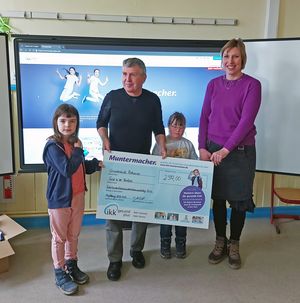 Foto Scheckübergabe an die Gewinner der Grundschule Rothensee in Magdeburg