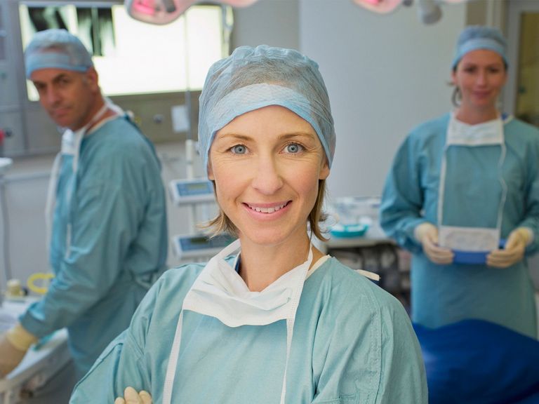 Ärzte bereiten eine Operation vor
