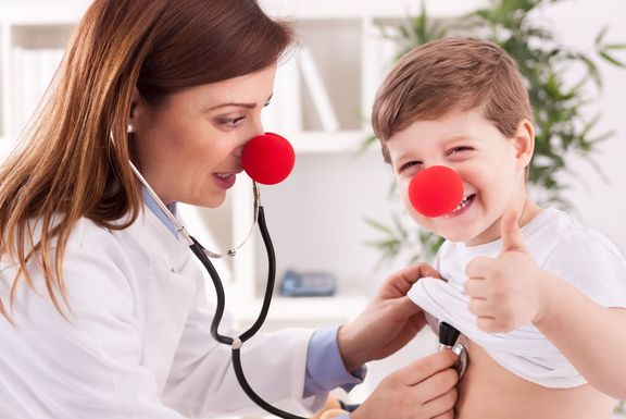 IKK Kinderlotse – Das Hausarztprogramm für Kinder und Jugendliche Fröhlicher Junge bei seiner Kinderärztin