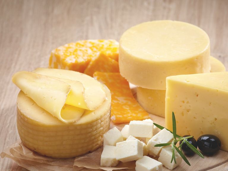 Vielfältige Auswahl an Käsesorten auf einer Platte