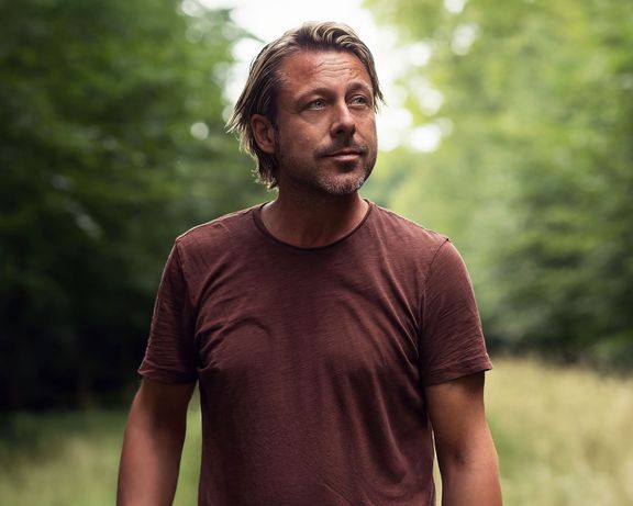 Leistungspakete: Für jeden das Richtige Mann macht einen erholsamen und ruhigen Spaziergang