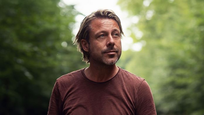 Mann macht einen erholsamen und ruhigen Spaziergang