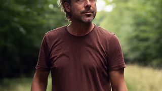 Leistungspakete: Für jeden das Richtige Mann macht einen erholsamen und ruhigen Spaziergang