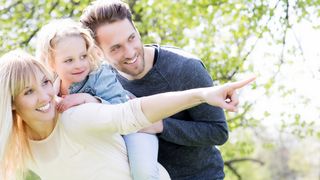 Gesundheitsnewsletter 04-2016 Familie fröhlich an der Frühlingsluft