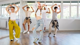 Move-Factory | Sek II Schüler und Schülerinnen üben eine Tanzabfolge