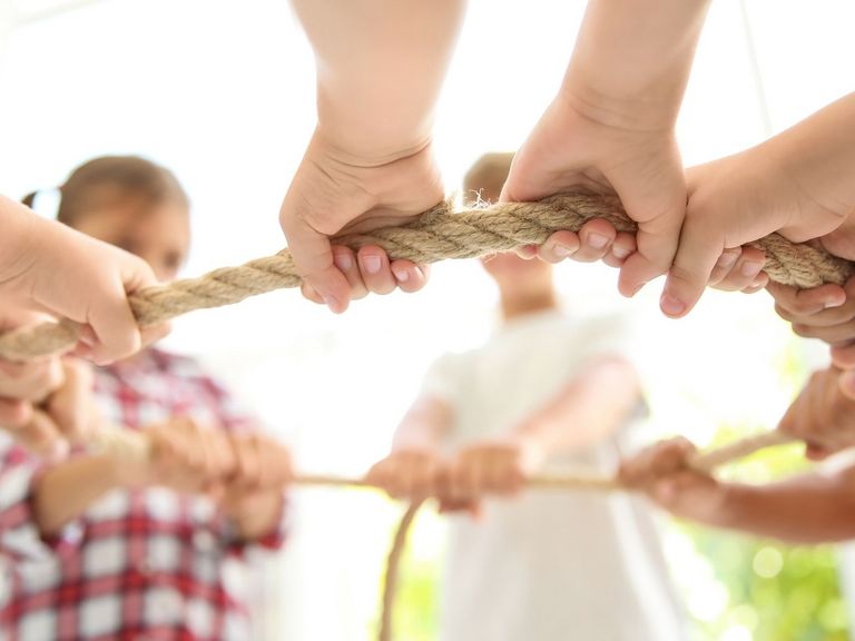 Kinderhände halten im Kreis ein Seil