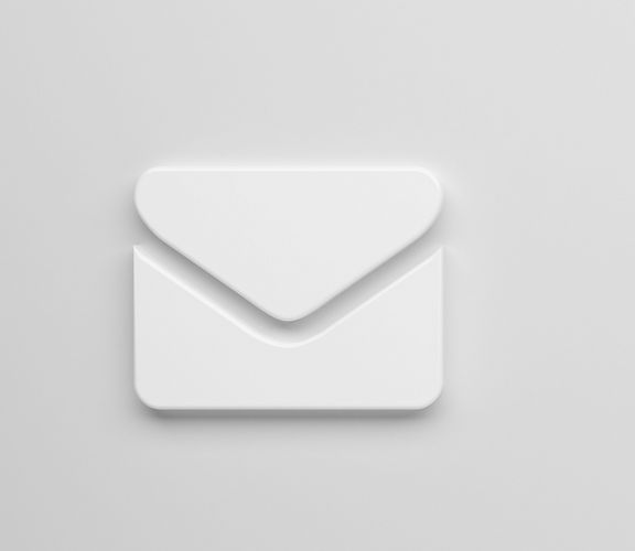 Weißes Briefumschlag-Symbol vor grauem Hintergrund