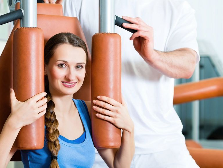 Junge Frau trainiert in stationärer Reha