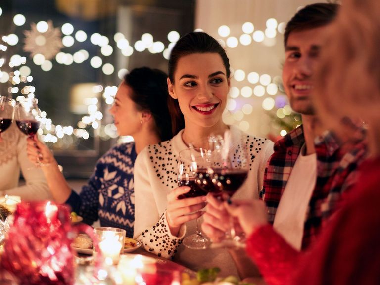 Gesellige Runde beim Weintrinken zu Weihnachten
