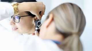 HNO-Ärztin untersucht das Ohr einer Patientin