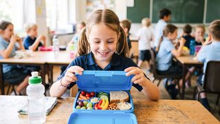 Nutri-Factory | Grundschule Schülerin zeigt ihre gut gefüllte Brotdose