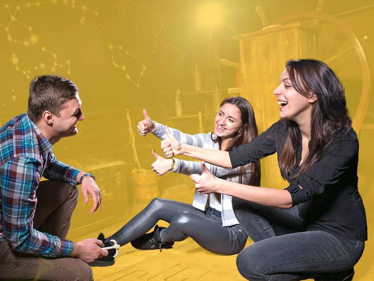 Kleine Freundesgruppe auf dem eines Escape Rooms