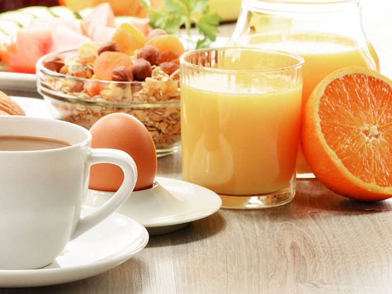 Gesundes Frühstück auf einem Tisch