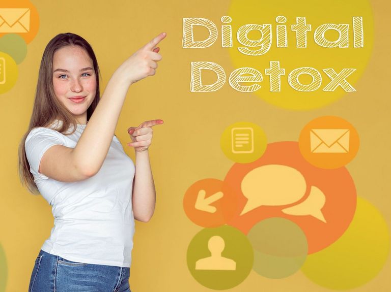 Teenagerin in weißem T-Shirt zeigt auf Digital-Detox-Schriftzug