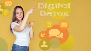 Social Media Pause Teenagerin in weißem T-Shirt zeigt auf Digital-Detox-Schriftzug