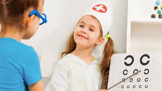 Zwei Mädchen spielen Arztbesuch