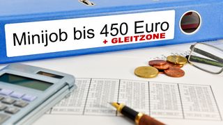 Gleitzone Schreibtisch mit einem blauen Ordner