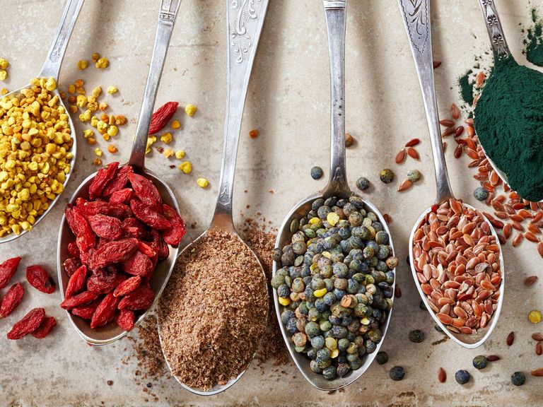 Verschiedene Superfood auf Löffeln