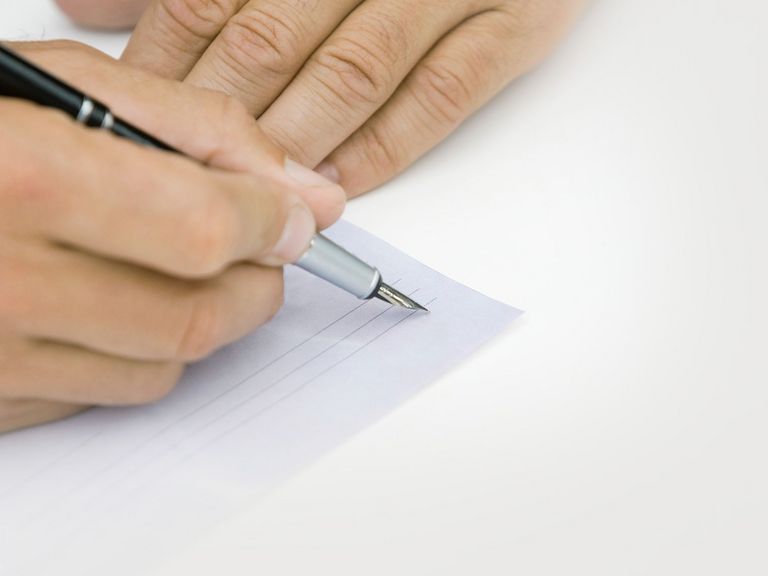 Mann unterzeichnet einen Antrag