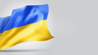 Wehende ukrainische Flagge vor hellgrauem Hintergrund
