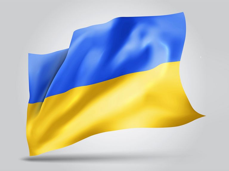 Wehende ukrainische Flagge vor hellgrauem Hintergrund
