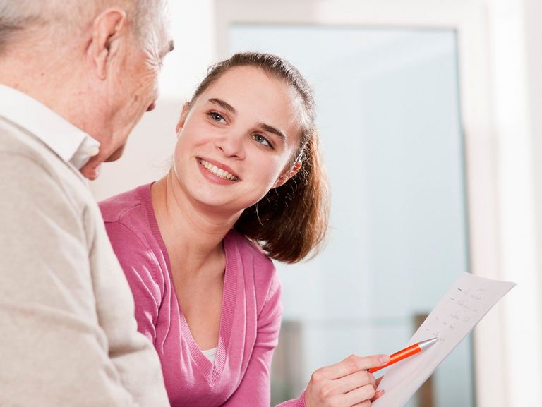 Junge Frau arbeitet in der Kurzzeitpflege