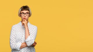 Altersvorsorge Junge Frau in nachdenklicher Pose