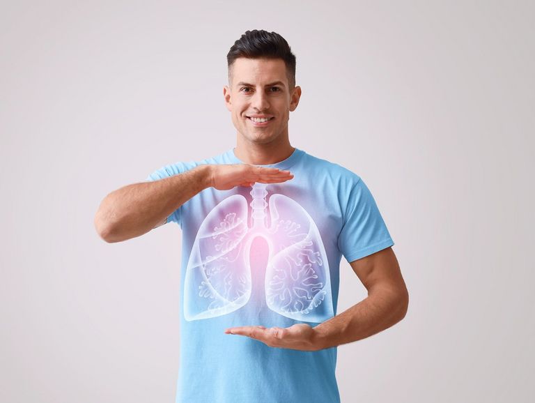 Mann mit einer gezeichneten Lunge vor der Brust zur Veranschaulichung des Lungenaufbaus