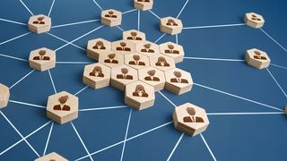 Netzwerk der Selbstverwaltung Symbolische Darstellung eines Netzwerkes mit Holzscheiben und Bindfaden