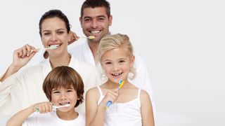 Vierköpfige Familie putzt Zähne