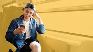 Azubi sitzt im Zug auf dem Weg zur Arbeit