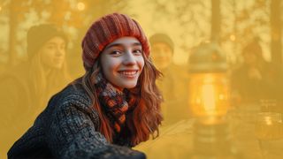 Skandi-Style Teenagerin mit Mütze und Strickpulli im skandinavischem Style