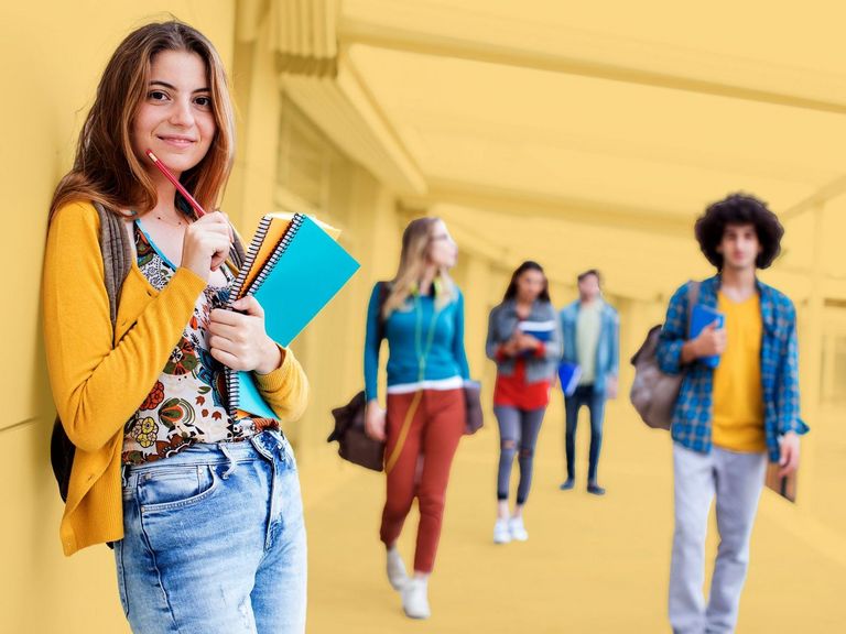 Junge Frau mit Schreibblöcken und Bleistift in der Hand