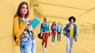 Ausbildung oder Studium Junge Frau mit Schreibblöcken und Bleistift in der Hand