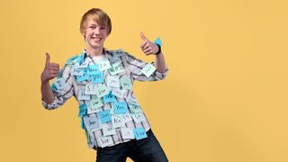 Lernmethode Junge mit hunderten Post-its auf dem Oberkörper